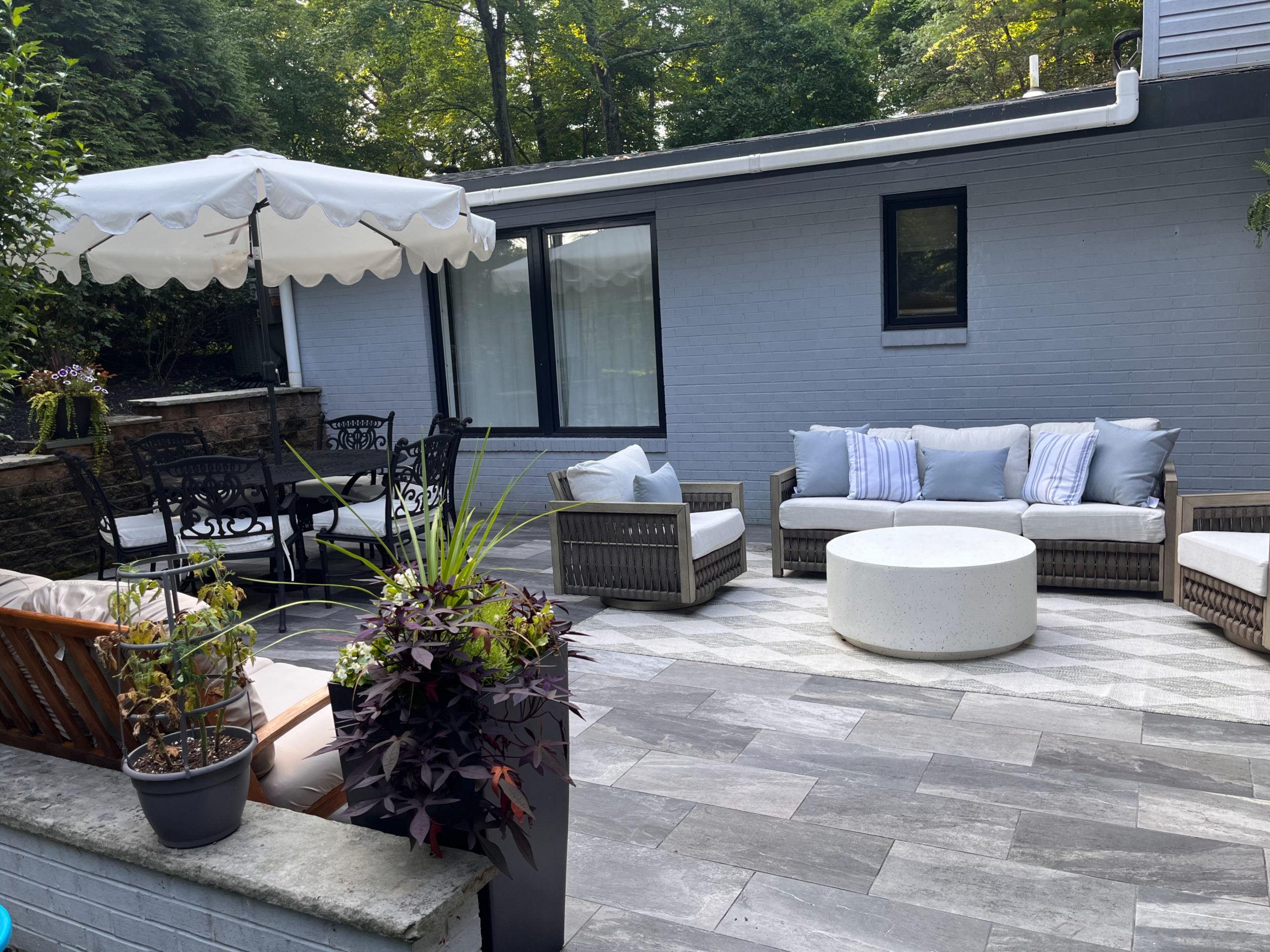 A Calm, Family-Friendly Backyard Made for Coffee, Kids, and Company